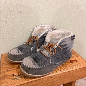 Cozy Gray Aztec Ankle Minnetonka Boots with Faux Fur Lining
